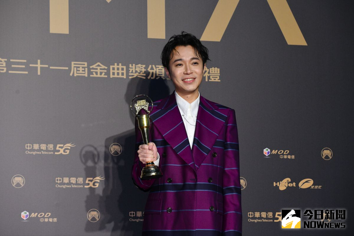 ▲青峰抱走歌王。（圖／NOWnews影像中心）
