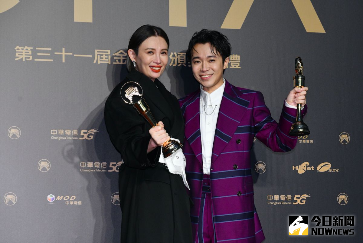 ▲魏如萱（左）以一票之差險勝王若琳，拿走歌后寶座；吳青峰則是無懸念抱走歌王。（圖／NOWnews影像中心）