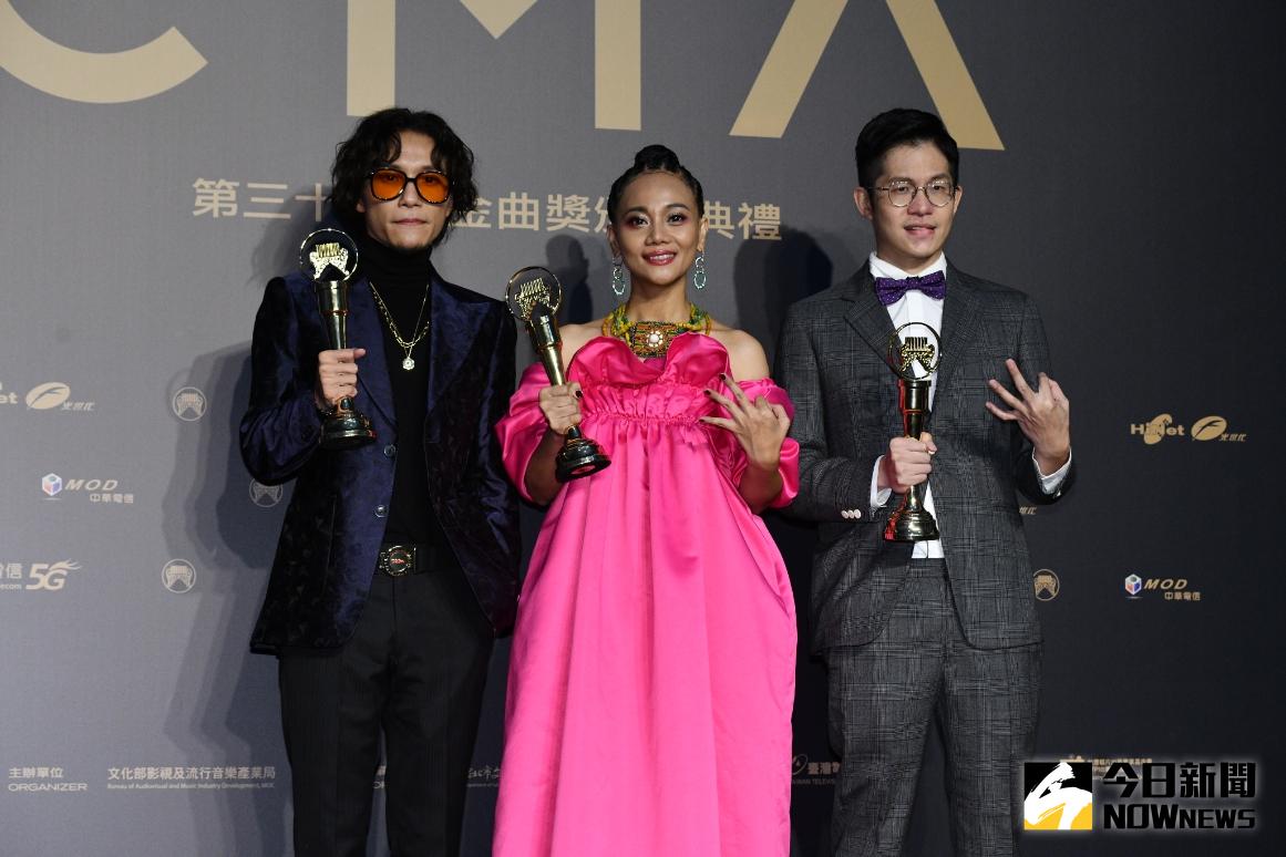 ▲阿爆（中）抱3大獎成金曲最大贏家。（圖／NOWnews影像中心） 