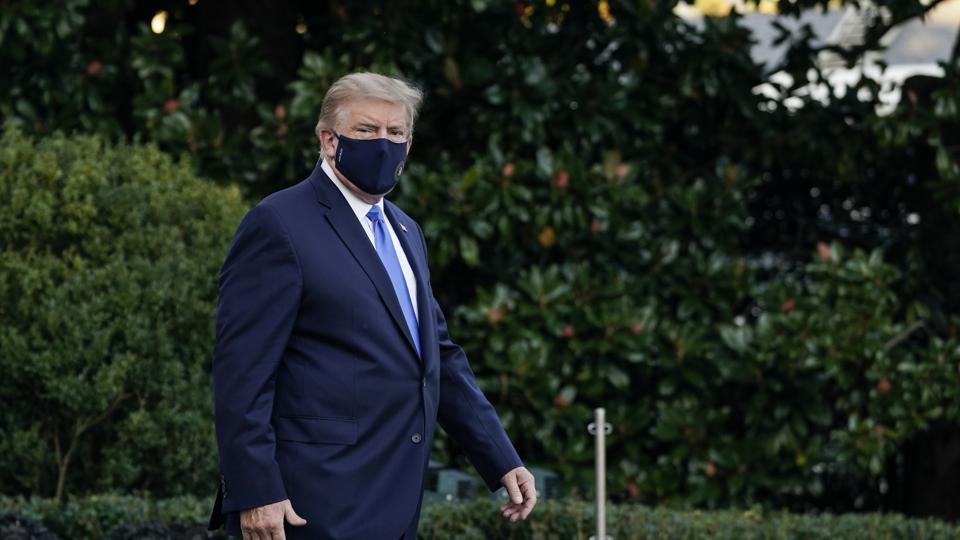 ▲美國總統川普與第一夫人梅蘭尼亞2人日前確診COVID-19。川普目前在馬里蘭州沃爾特里德軍醫院接受治療。（圖／美聯社／達志影像）