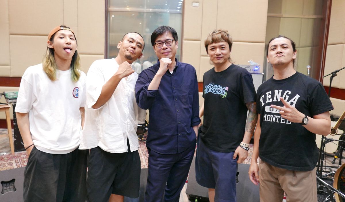 ▲「滅火器Fire EX」樂團榮獲第31屆金曲獎「最佳樂團獎」，高雄市長陳其邁隨即在臉書發文「滅火器，我愛你」。（圖/翻攝自陳其邁臉書）