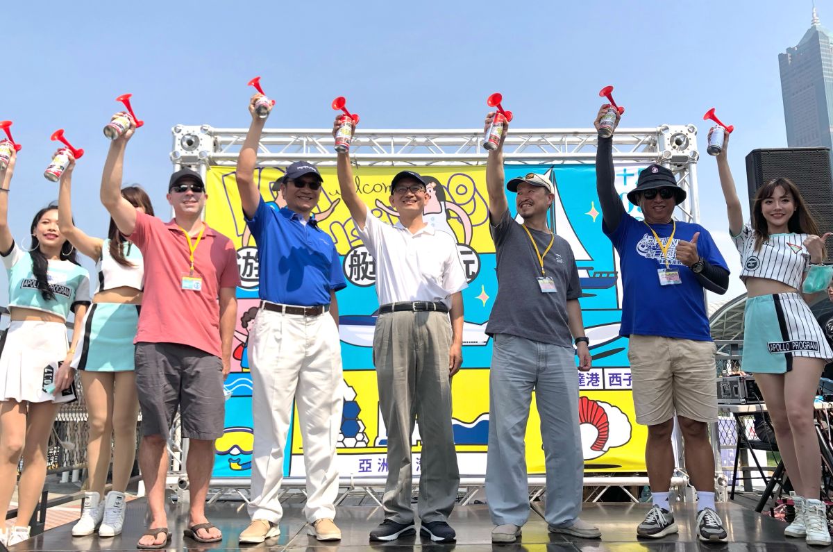 ▲高雄市政府海洋局推出1日遊艇生活圈活動，由局長黃登福(右4)率員鳴笛啟動。(圖／記者黃守作攝，2020.10.04)
