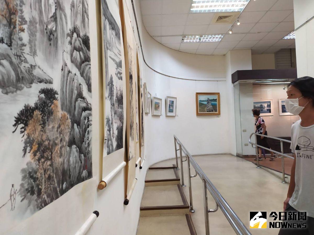 ▲彰化縣半線天畫會會員聯展，展出作品包括水墨、水彩、書法、油畫等，作品相當多元。（圖／記者葉靜美攝）
