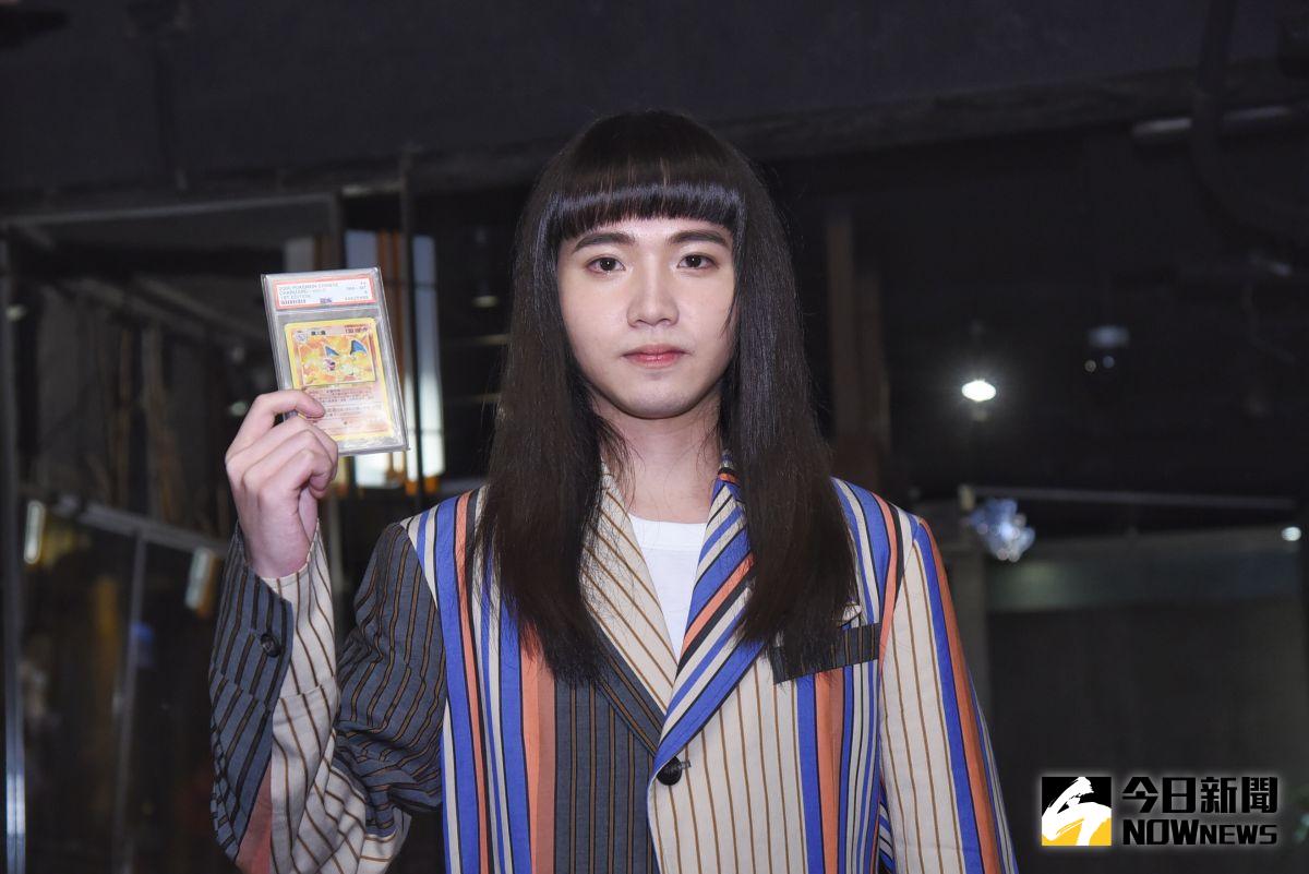 ▲持修拿價值12萬的噴火龍卡片當幸運物。（圖／記者陳明安攝）
