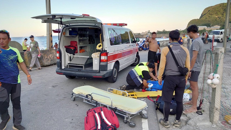 ▲飛行傘勾到高約5公尺的電線失控，兩人墜落地面，雖然沒有外傷，但感覺身體不適，被送往長庚醫院檢查治療。(圖/新北消防局提供)