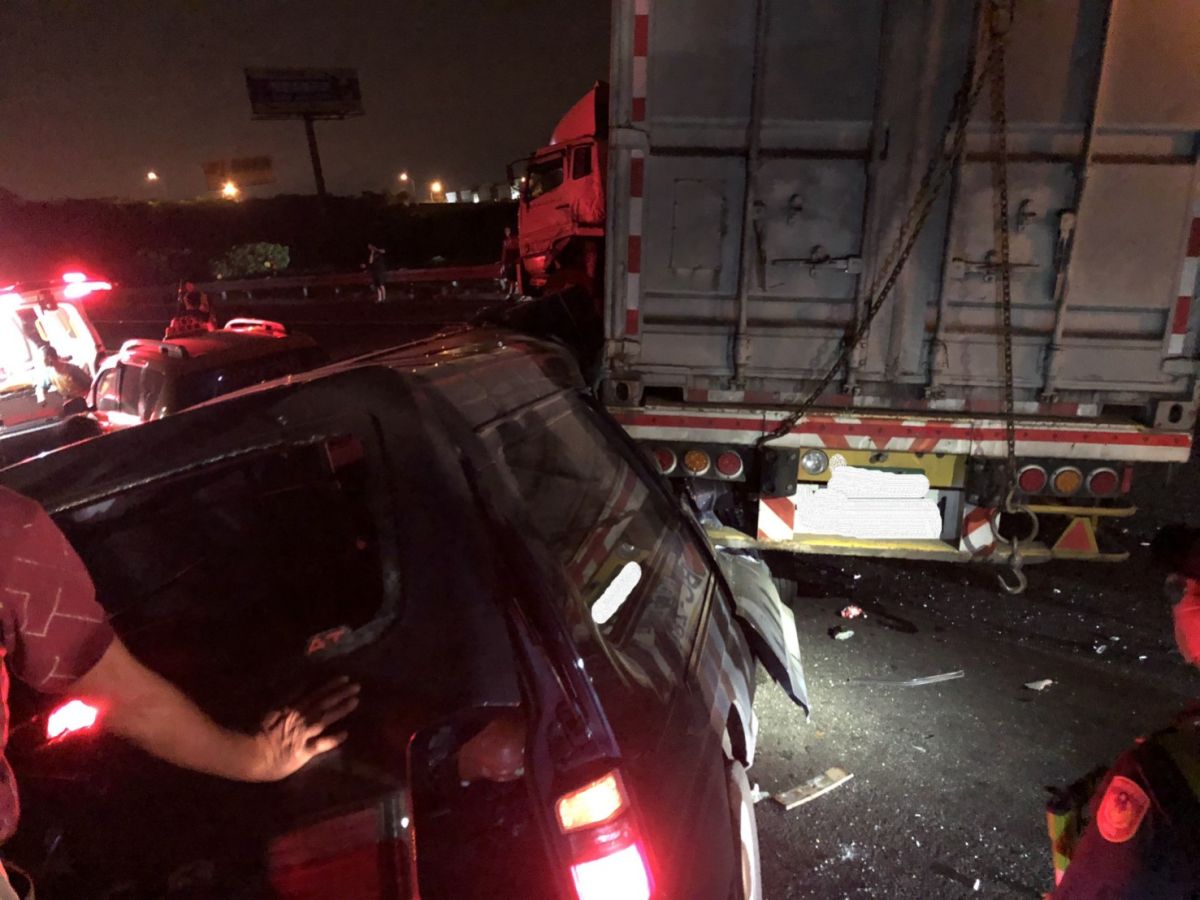 ▲4日深夜，國道1號南下307.6公里處，發生聯結車、廂型車、自小客等4車追撞事故。（圖／記者陳聖璋翻攝）