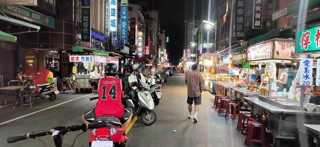 ▲貼紙哥在臉書分享連假六合夜市的街景。（圖／翻攝貼紙哥臉書）