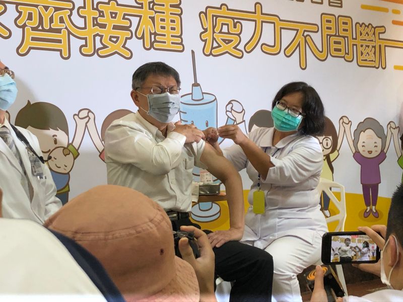 ▲台北市長柯文哲5日上午參與流感疫苗接種活動。被問到近日頻打藍綠和解牌是為了佈局2024總統大選，對此柯文哲僅回應「想太多了」。（圖／記者丁上程攝,2020.10.5）