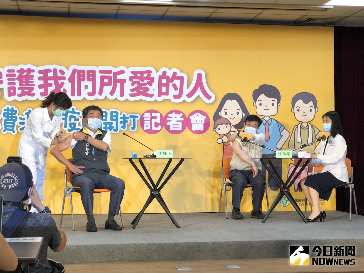 ▲公費流感疫苗今（ 5 ）日 開打，疾管署舉辦「守護我們所愛的人」公費流感疫苗開打記者會，衛福部長陳時中也在記者會中搶先接種流感疫苗。（圖／記者陳致宇攝）