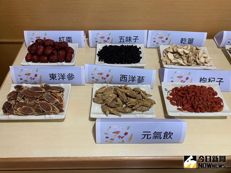 ▲中醫師特別推薦補養飲和元氣飲，能夠產生干擾素，對抗自由基，不僅能預防癌症，更能增強抵抗力，對抗新冠肺炎。(圖/記者康子仁攝)