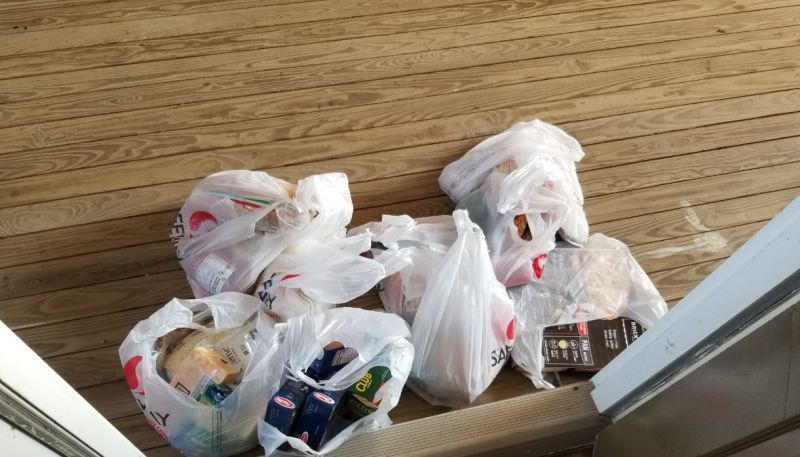 ▲一位住在美國的台灣網友發現自家門口堆了七袋「不知名驚喜」。（圖／翻攝自PTT）