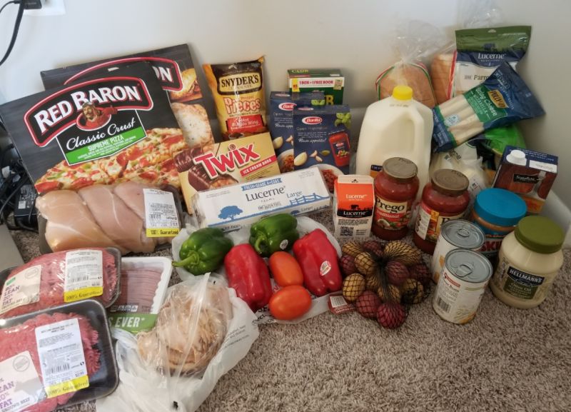 ▲一名網友發現自家門口堆了七袋外送食物,但都不是他叫的。圖取自PTT