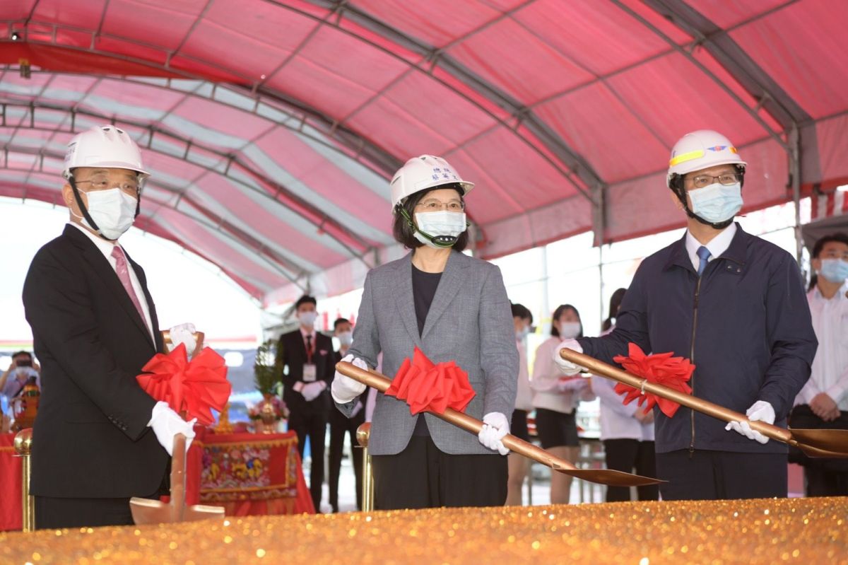 ▲蔡英文總統與行政院院長蘇貞昌、交通部部長林佳龍一起出席南方澳大重建的動土典禮。（圖／行政院提供）