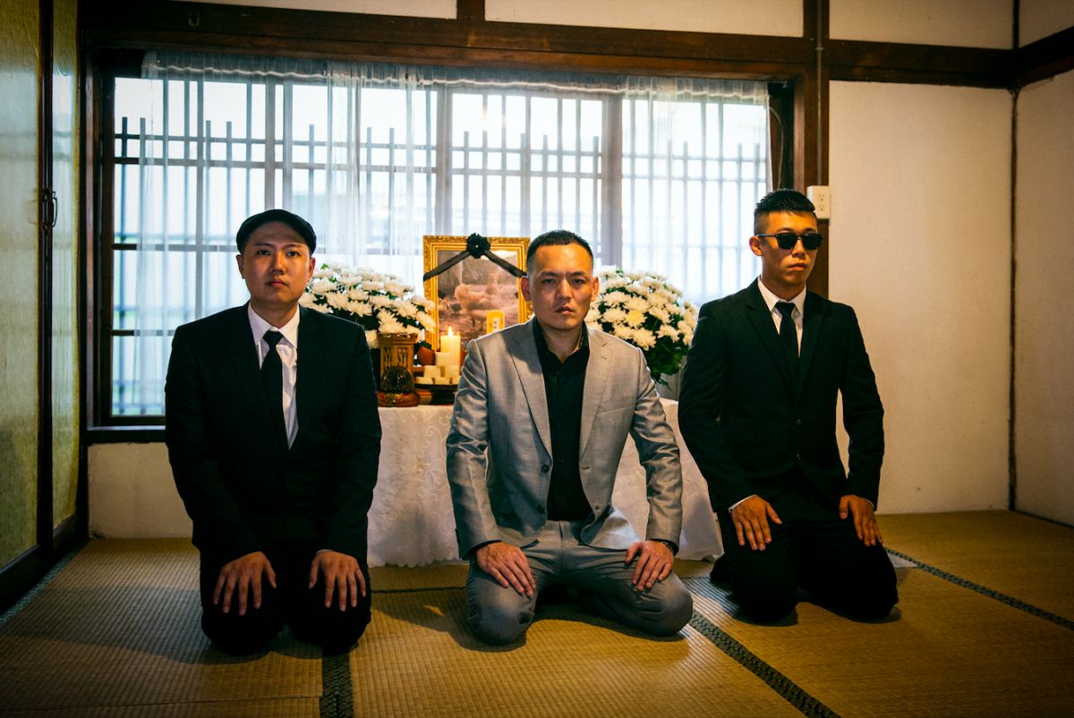 ▲玖壹壹的新歌《甕仔雞》MV，以告別式場景當主題，春風演技爆發5秒噴淚。（圖／混血兒娛樂提供）