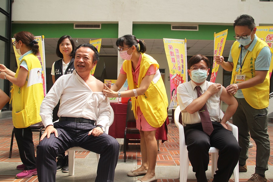 ▲嘉義縣流感疫苗全面開打，翁章梁縣長(左2)首發接種流感疫苗。(圖／記者陳惲朋翻攝）