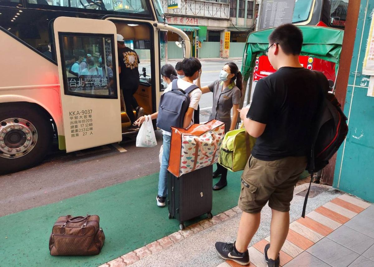 ▲高雄市區監理所對轄管之國道客運場站，進行防疫查核工作，要求業者做到防疫滴水不漏之目標。(圖／記者黃守作攝，2020.10.05)