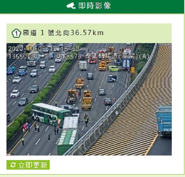 ▲一輛機車誤闖高速公路，造成9輛大小車撞成一團，有5人不幸受傷。(圖/記者康子仁翻攝)