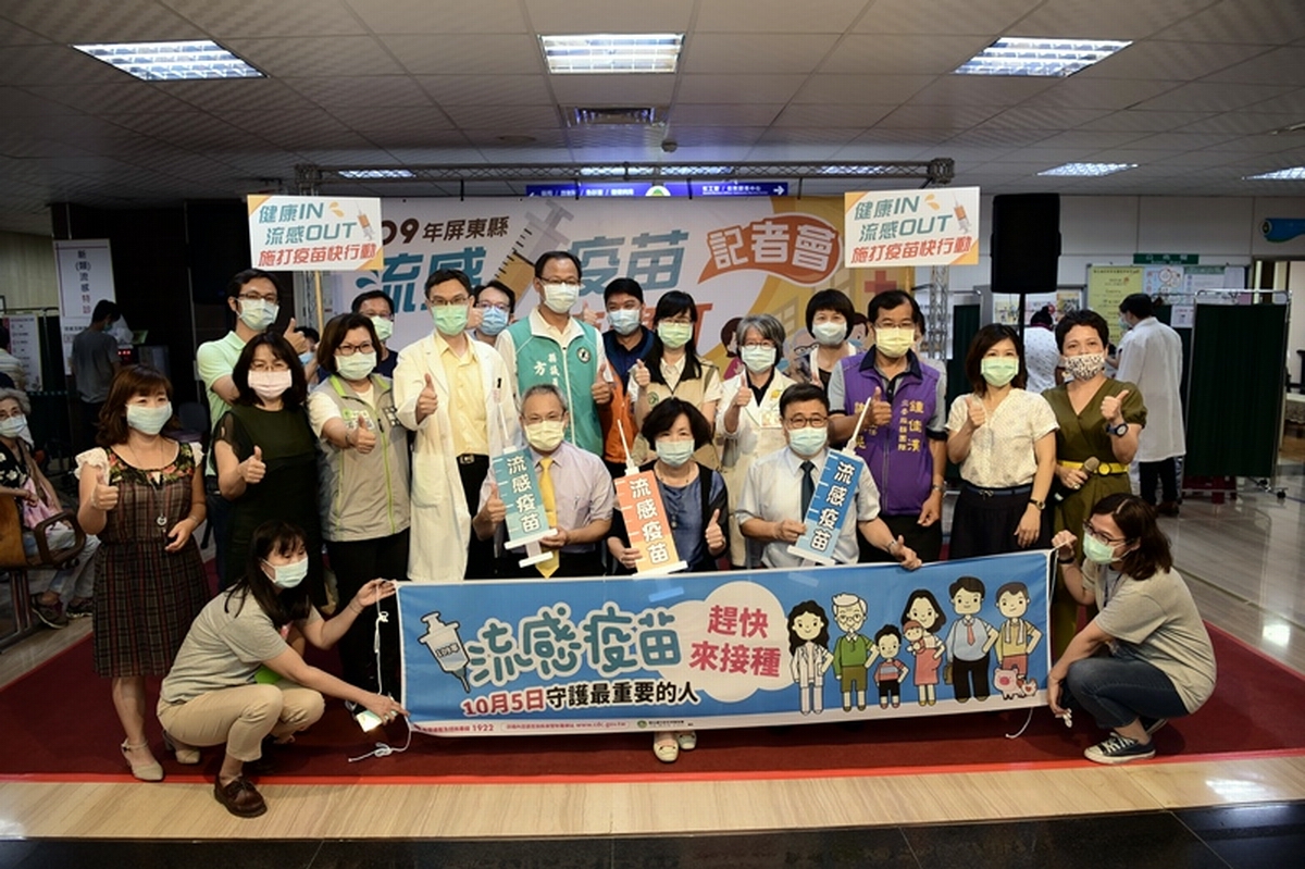 ▲流感疫苗於5日開打!凡符合公費接種條件的民眾，可攜帶健保卡及幼兒預防接種手冊至縣內175家合約醫療院所施打，衛生所不收取任何費用，醫療院所酌收掛號等費用。（圖／屏東縣政府提供, 2020.10.05）
