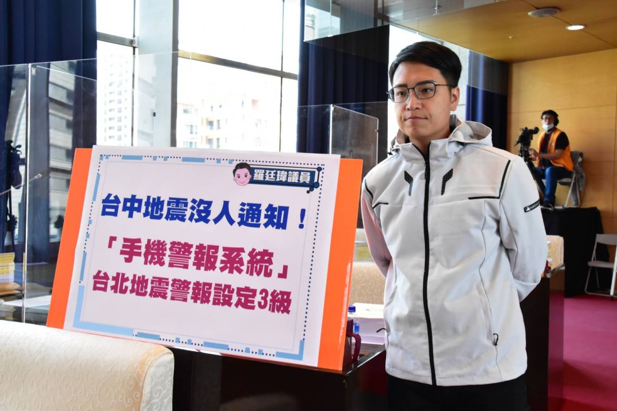 ▲議員羅廷瑋要求市政府應向中央反映調整災防告警訊息爭取降為3級即發佈手機警示(圖／柳榮俊攝2020.10.5)