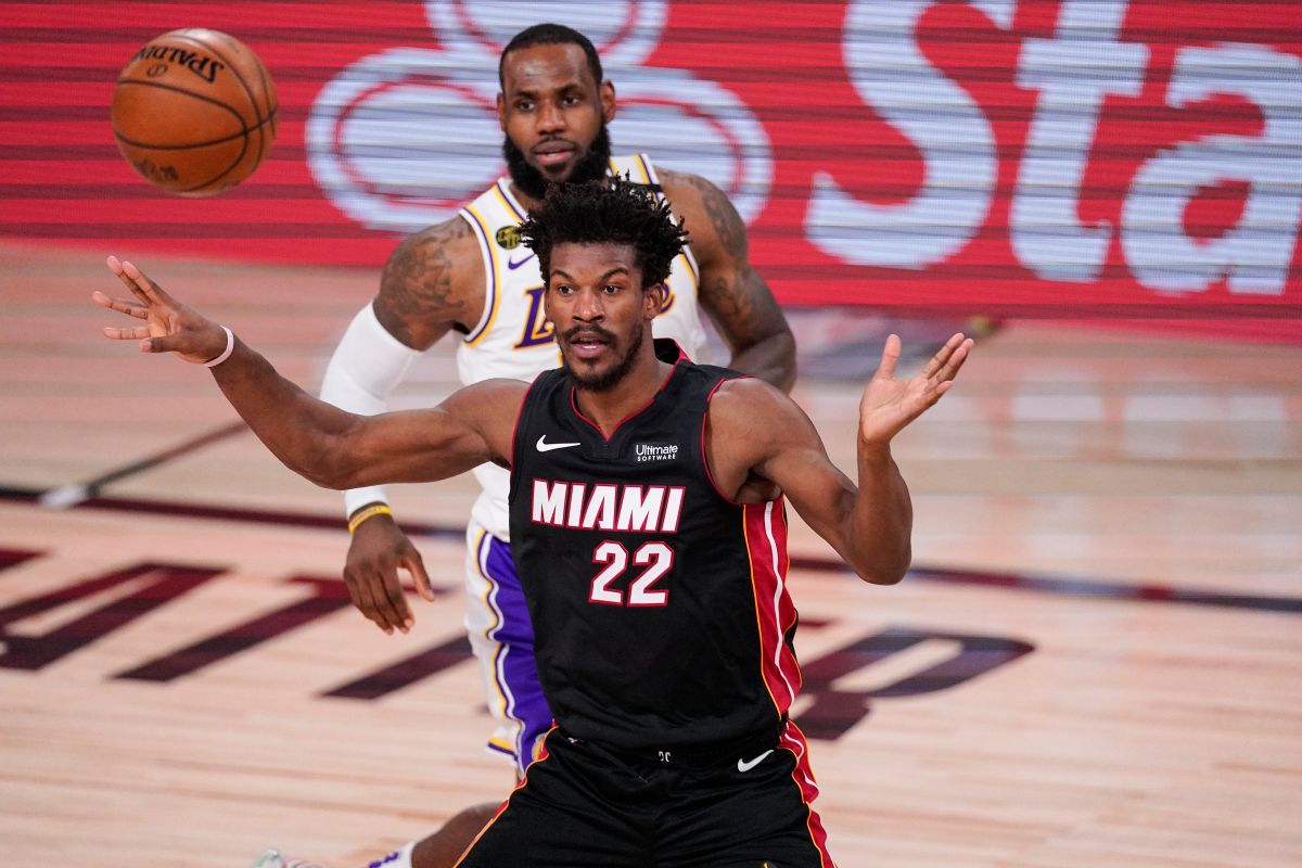 ▲「士官長」Jimmy Butler(前)壓迫防守「詹皇」LeBron James還互噴垃圾話。（圖／美聯社／達志影像）