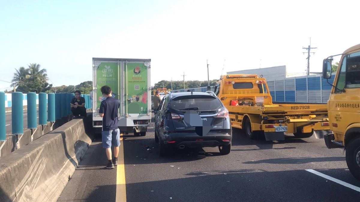 ▲國道1號北上203公里彰化戰備道上班巔峰時間發生2起、8輛車連環追撞事故，砰砰砰，像大保齡球，車陣大塞8公里。（圖／記者陳雅芳翻攝，2020.10.05）