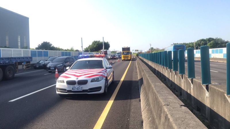 ▲國道三隊、拖吊車業者都據報趕往現場搶救,所幸這兩起共8輛車追撞事故都未釀人員受傷。(圖/記者陳雅芳翻攝,2020.10.04)