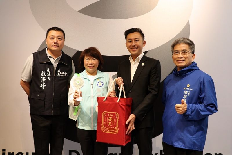 ▲贈送新竹特色禮物。(圖/嘉義市政府提供)