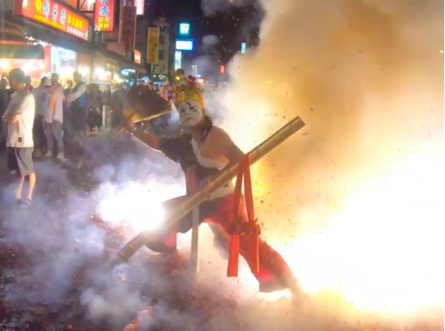 ▲「坐炮文化」最重要的便是彰顯神威，展現家將神明附體的威嚴，也藉此警告四周無形的好兄弟千萬不要來招惹神明、鬧場，盡快迴避。（圖／Youtube頻道【不當護理師要幹嘛?!】授權提供）