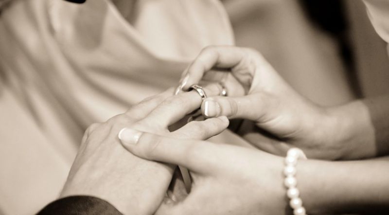 ▲結婚時總是會有交換戒指的環節，但你知道男方幫女方戴戒指時不能戴到底嗎？（示意圖／取自pixabay）