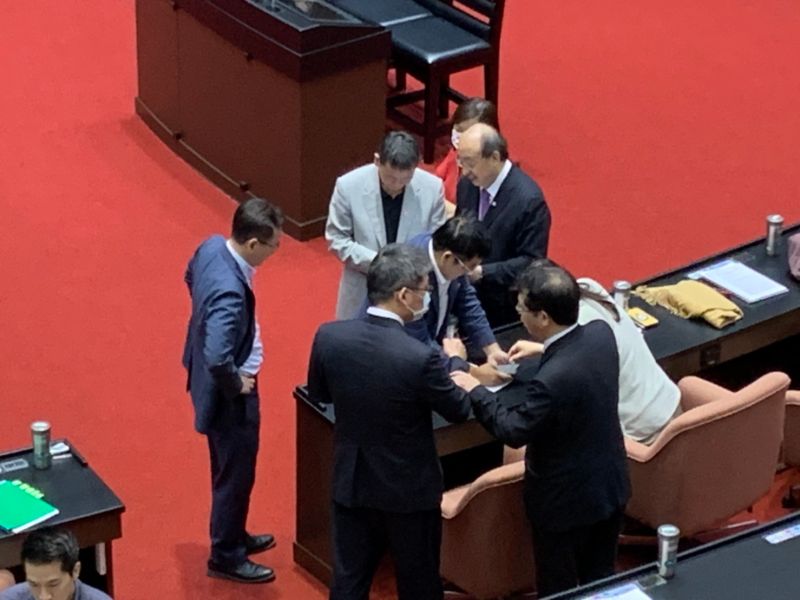 ▲國民黨團提案,呼籲蔡政府應尋求台美恢復建交,在院會開始、決議提案前,兩黨團幹部湊在一起討論。