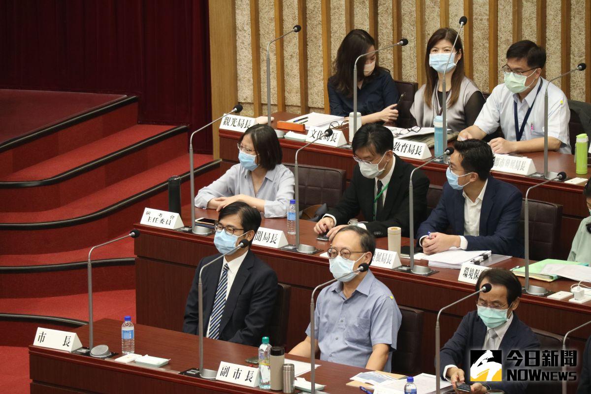 ▲高雄市長陳其邁以補選市長身分，再度進入高雄市議會議事廳。（圖／記者鄭婷襄攝）