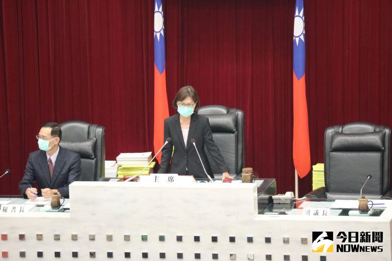 ▲高雄市議會第三屆第四次定期大會今(6)日正式開幕,議長曾麗燕敲下議事槌宣布開議。(圖/記者鄭婷襄攝)