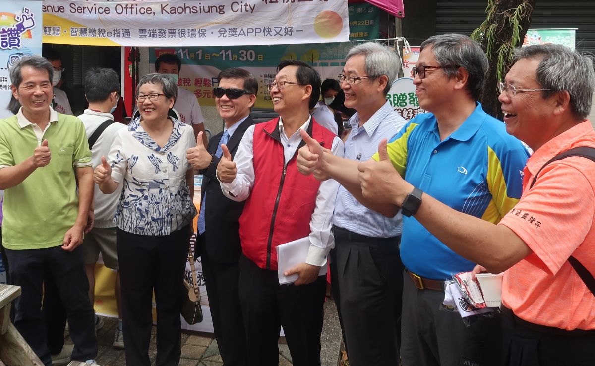 ▲高雄市區監理所所長陳崑山(右4)與跨機關單位，進行社會關懷服務宣導活動。(圖／記者黃守作攝，2020.10.06) 