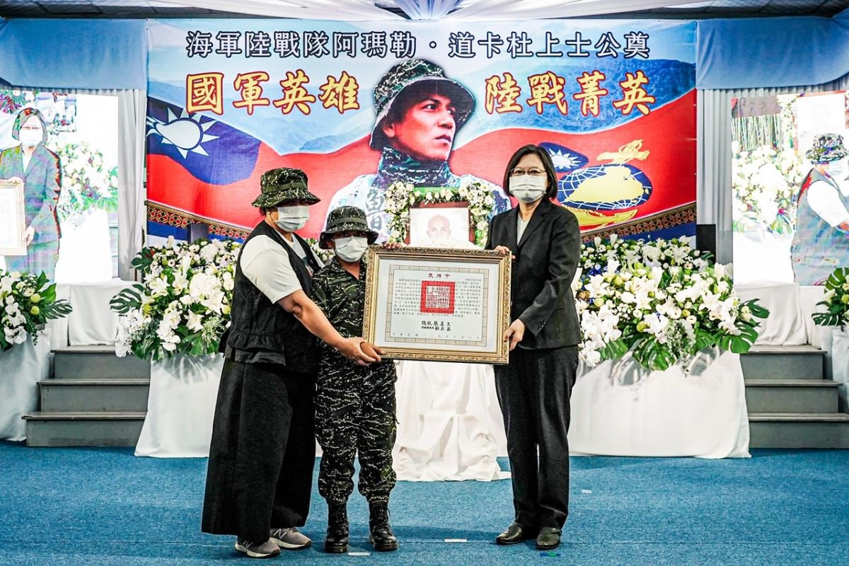 ▲總統蔡英文今天特別前往屏東生命園區圓滿館參加海軍陸戰隊中士阿瑪勒．道卡杜公奠、追贈儀式並頒發褒揚。（圖／海軍陸戰隊提供）