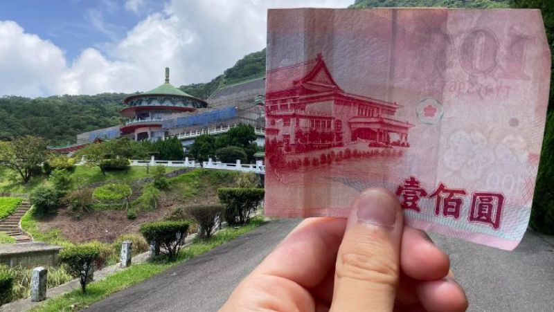 ▲原PO之前也特別到陽明山上的中山樓照100元紙鈔。圖/取自@IB-45/Reddit