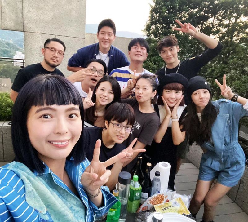 ▲峮峮(右2)現身李易家烤肉。(圖/李千那IG)