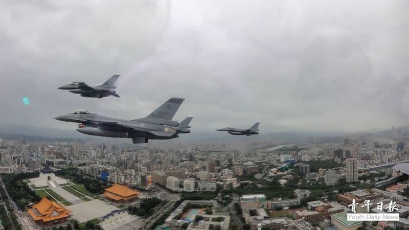 ▲空軍第4聯隊派出5架F-16V戰機執行國慶空中分列式預演任務。（圖／青年日報提供）