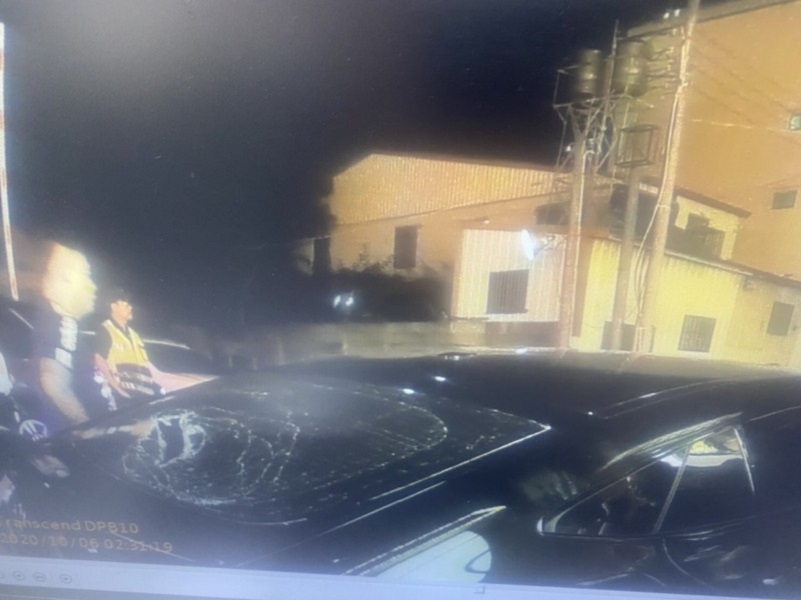 ▲賓士車後擋風玻璃被郭男自己砸成蛛網狀(圖／民眾提供)