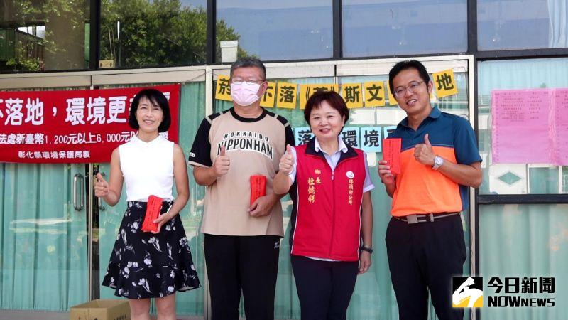 ▲埤頭鄉公所辦理無菸蒂家園競賽,鄉長杜懿彩頒獎給獲獎學校。(圖/記者陳雅芳攝,2020.10.06)