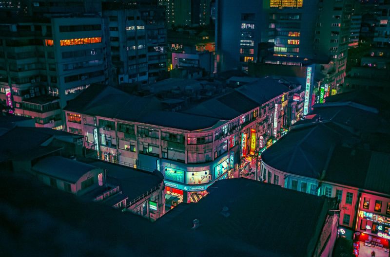 ▲攝影師從台北車站附近的私人住宅由上往下拍攝被霓虹照亮的十字街道
