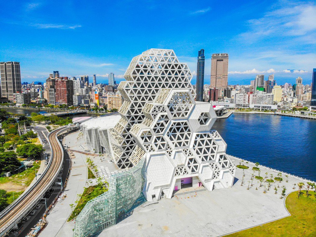 ▲歷經十多年漫長的打拚，高雄流行音樂中心今(6)日晚間將進行測試照明工程。(圖／高市文化局提供)