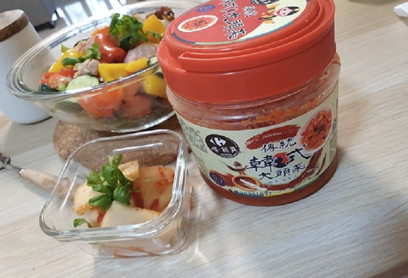▲網友表示買到有瑕疵的韓式大頭菜,打電話去退貨,沒想到服務人員態度親切也迅速處理完畢。(圖/翻攝家樂福carrefour商品網友真心話臉書社團)