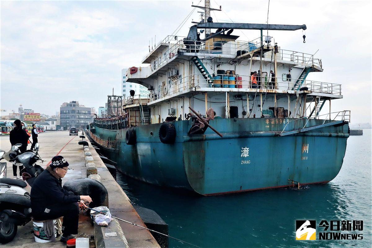 ▲「長鑫 36 號運砂船」及「豐溢 9969 號抽砂船」6日上午進行第二次公開拍賣，結果兩艘船舶仍無人進場投標。（圖／記者張塵攝，2020.10.06）