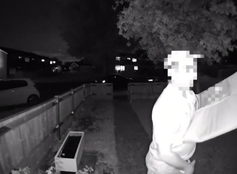 ▲外送員的一舉一動都被監視器拍下。(圖/翻攝自《SWNS