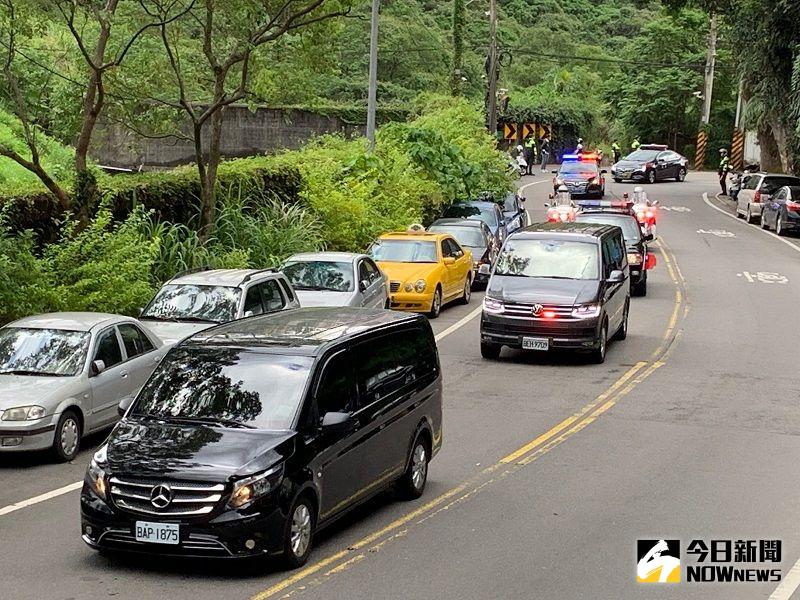 ▲除了前導車開路之外,李登輝家屬坐在廂型車,到五指山舉行奉安儀式。(圖/記者康子仁攝)