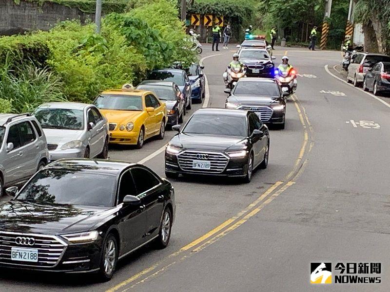 ▲正副總統車隊在李登輝車隊之前抵達。(圖/記者康子仁攝)