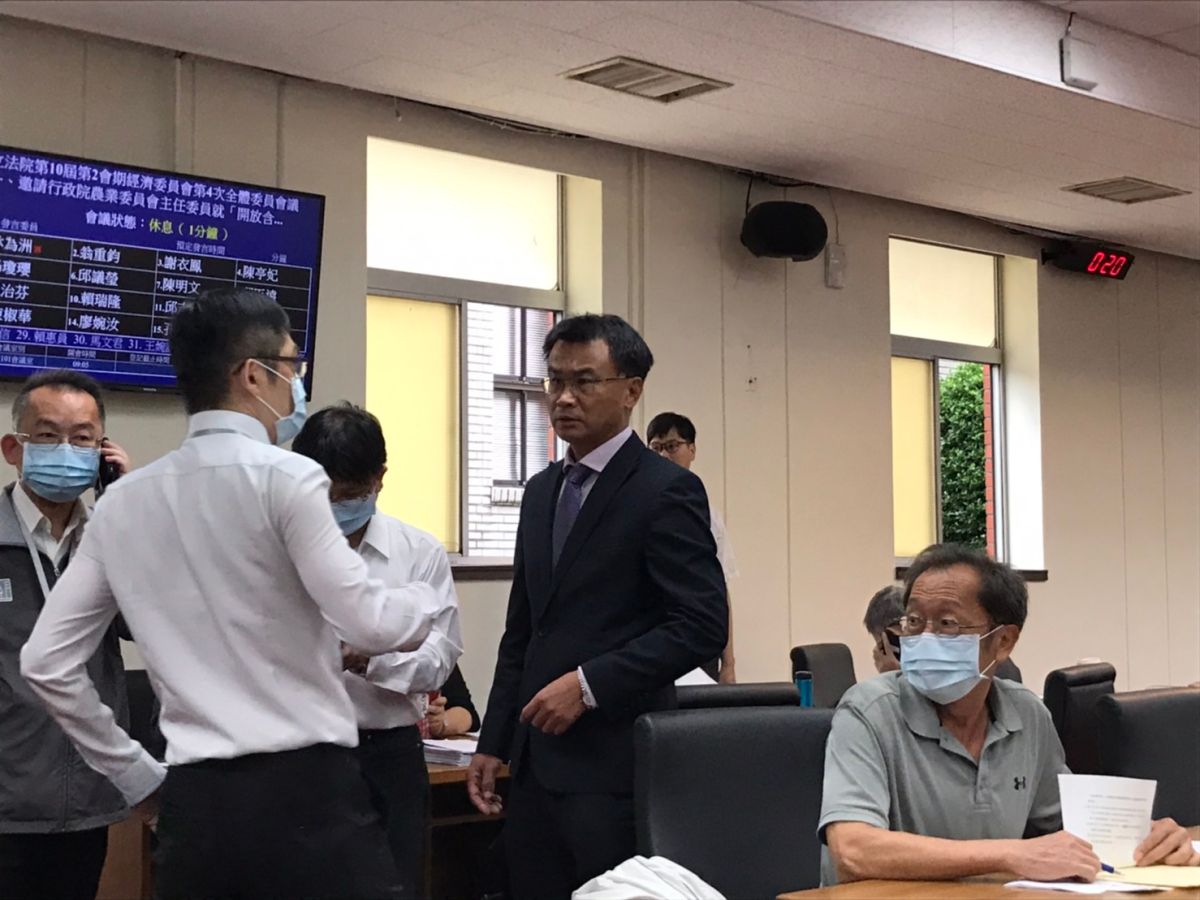 ▲陳吉仲來立法院沒帶PPT報告，在台下等報告做完、送達之前被國民黨立委奚落，他臉色十分難看。 （圖／記者賴志昶攝）