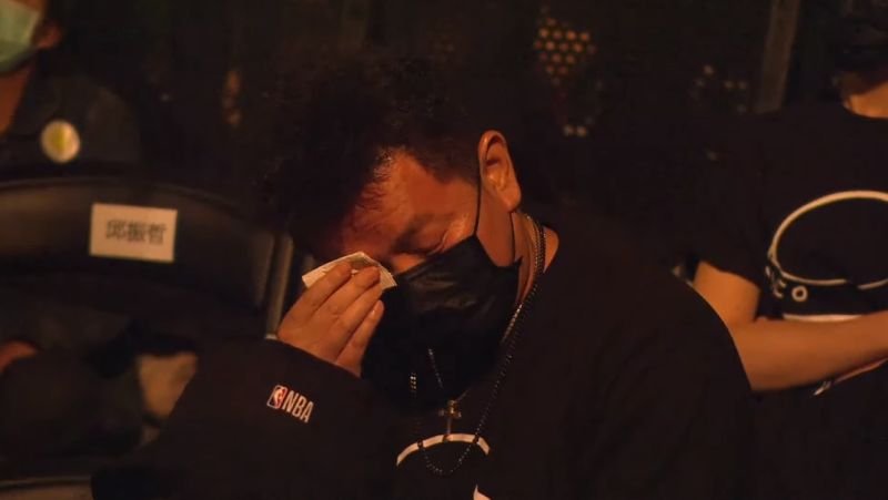 ▲▼綠茶(上圖左)、Junior眼眶含淚,庹宗康(下圖)頻頻拭淚。(圖/黃鴻升YouTube)