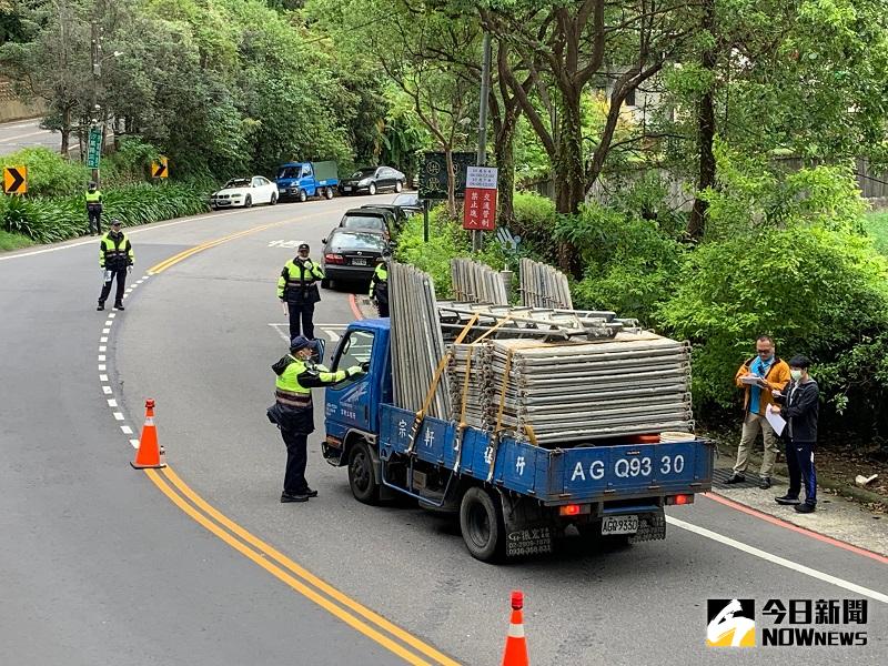 ▲員警4點就得到警局接受勤前教育，7點前就位，在管制點盤查車輛，遇到無法上山而抱怨的民眾，還得耐心安撫。(圖/記者康子仁攝)