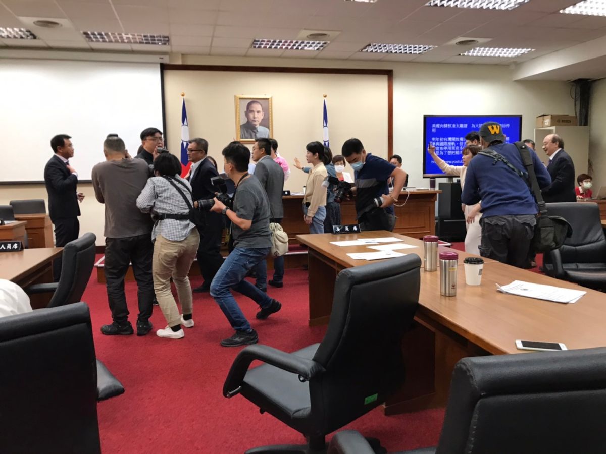 ▲國民黨立委林為洲今（7）日於立院質詢稱，農委會主委陳吉仲過去是「反美豬大將」，如今卻前後不一開放美豬進口。對此，陳吉仲大動肝火，也引起朝野一陣混戰。（圖／記者賴志昶攝）